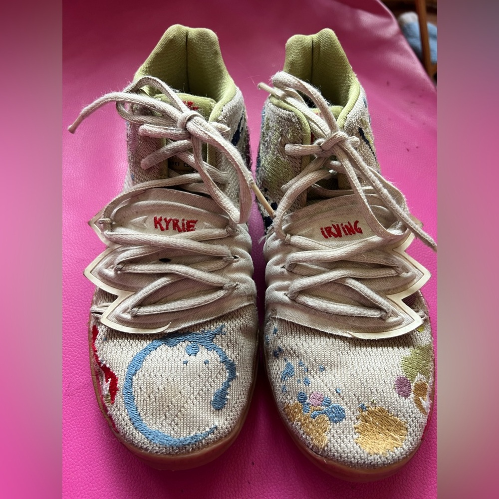 Bandulu X Nike Kyrie 5, embroidered splatters, size 3.5 basketball shoes